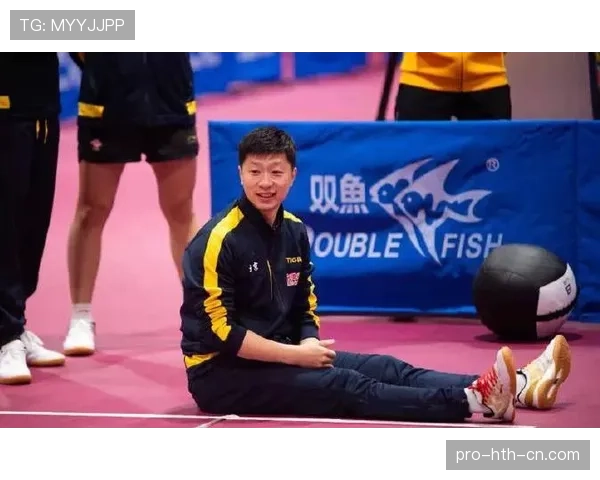 李诗沣训练完直接瘫在场边啃香蕉，这松弛感是真不装