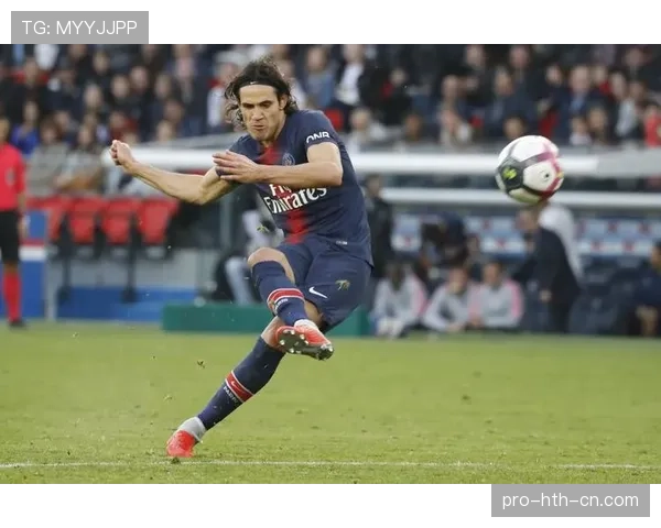 本泽马的伪九号角色如何重新定义现代中锋的战术功能与进攻逻辑